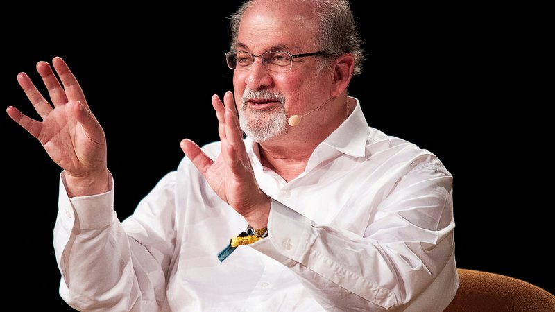 Fotografija: Rushdieuju islamisti strežejo po živjenju že vse od izida njegovega romana Satanski stihi. FOTO: Scanpix Denmark/Reuters
