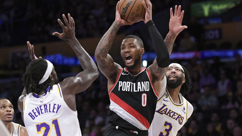 Fotografija: Košarkarji Portlanda in najboljši strelec Damian Lillard so v gosteh  prizadejali še tretji poraz moštvu Los Angelesu Lakers. FOTO: Kevork Djansezian/AFP
