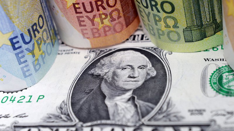 Fotografija: Vrednost dolarja je upadla, evro pa se krepi ob napovedih višjih obrestnih mer. FOTO: Dado Ruvic/Reuters
