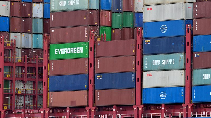 Fotografija: Kitajski kontejnerski prevoznik Cosco krepi svojo prisotnost v Evropi. FOTO: Fabian Bimmer/Reuters
