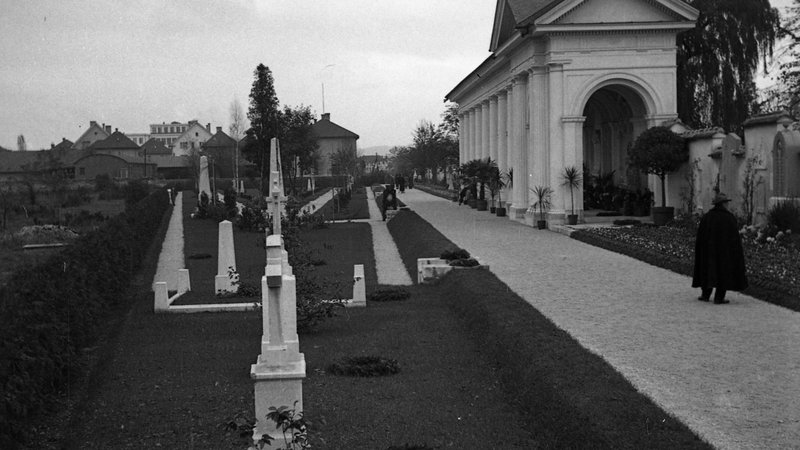 Fotografija: Fotografija Navja, ki jo je kmalu po odprtju spominskega pokopališča leta 1938 posnel fotograf Peter Naglič. Vir Društvo Peter Naglič

