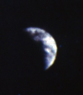 Prva barvna fotografija Zemlje s površja Lune, ki jo je 30. aprila 1967 posnel pristajalnik Surveyor 3. FOTO: Nasa
