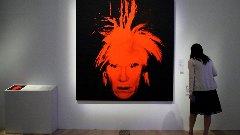 Fotografija: Avtoportret  Andyja Warhola. FOTO: Tim Chong/Reuters
