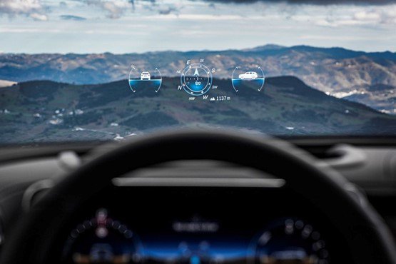 Novi GLC ima barvni projekcijski prikazovalnik, kjer se vozniku v vidnem polju pred očmi izrisujejo številni podatki, zaradi česar ima vedno popoln pogled na dogajanje na cesti. FOTO: Mercedes-Benz AG
