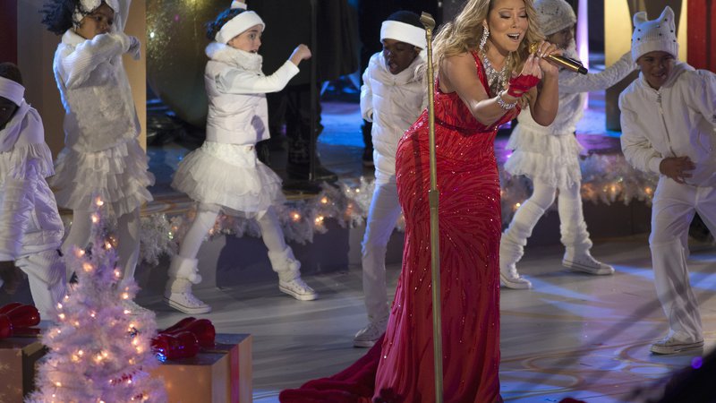 Fotografija: Božično razpoloženje Mariah Carey vsako leto izrabi za turnejo in kakšno novo izdajo albuma. FOTO: Mike Segar/Reuters

