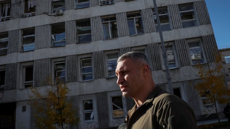 Fotografija: Kijevski župan Vitalij Kličko ostaja v mestu. FOTO: Gleb Garanich/Reuters
