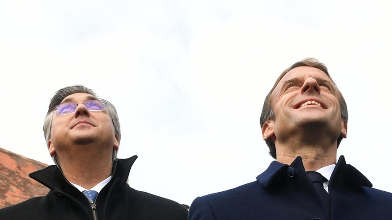 Fotografija: Emmanuel­ Macron (desno) je lani zadovoljen odletel po obisku pri premieru Andreju Plankoviću in podpisu milijardne pogodbe za rabljena letala ter dogovoru za nakup protiletalske obrambe. FOTO: Goran Mehek/Cropix
