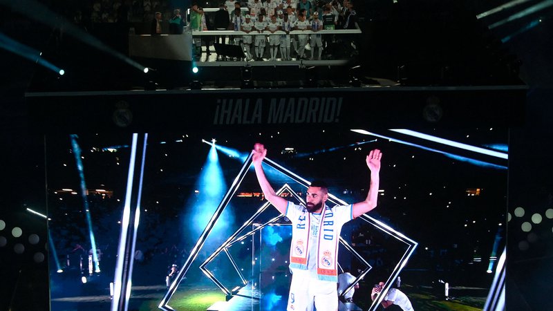 Fotografija: Real Madrid in letošnja zlata žoga za najboljšega nogometaša in najboljšega strelca minule sezone lige prvakov Karim Benzema pot proti Istanbulu in 15. naslovu prvaka v izločilnem delu tekmovanja začenjata proti letošnjemu finalnemu tekmecu Livepoolu. Foto Oscar Del Pozo/AFP
