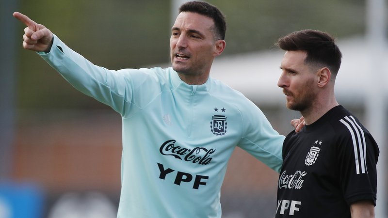 Fotografija: Argentinski selektor Lionel Scaloni in Lionel Messi odlično sodelujeta. FOTO: Agustin Marcarian/Reuters
