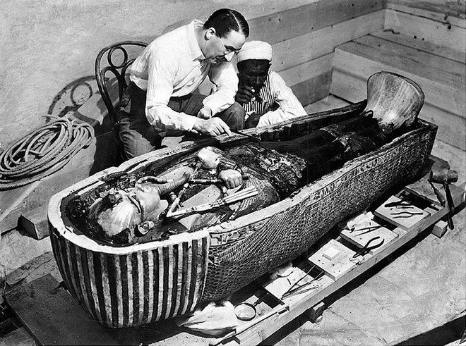 Howard Carter se je do mumije dokopal šele tri leta po odkritju grobnice ter jo leta 1925 tudi odvil in pri tem poškodoval. Foto wikipedija

