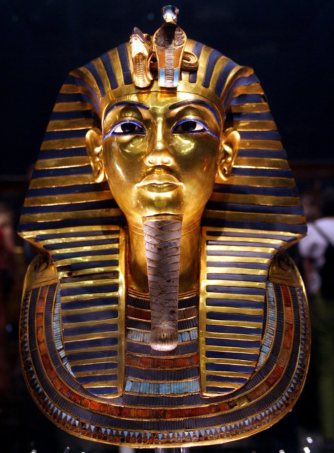 Mumija ni imela le zlate posmrtne maske, ampak je bila tudi položena v krsto iz čistega zlata, težko 110 kilogramov. Foto Aladin Abdel Naby/Reuters
