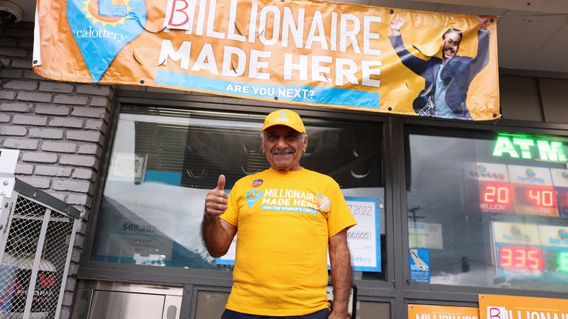 Fotografija: Črpalkar Papa Joe, kakor mu pravijo, je postal milijonar, ko je prodal zmagovalno loterijsko srečko. FOTO: Mike Blake/Reuters
