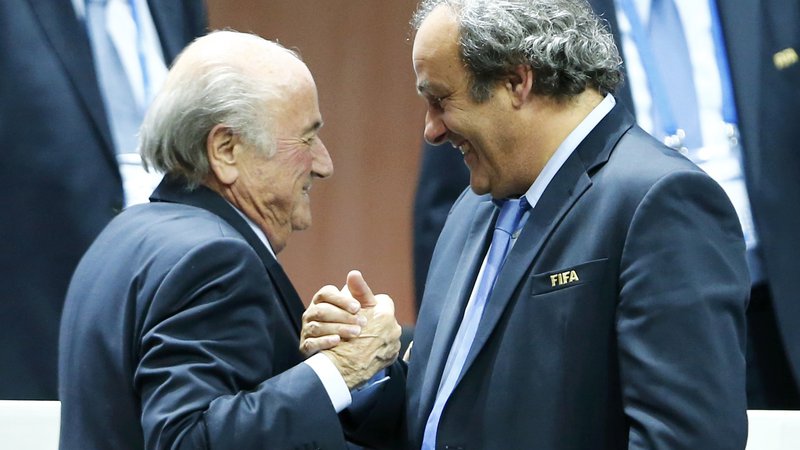 Fotografija: Michel Platini (desno) je imel po besedah Seppa Blatterja (levo) ključno vlogo pri tem, da je Katar postal gostitelj letošnjega mundiala. FOTO: Arnd Wiegmann/Reuters
