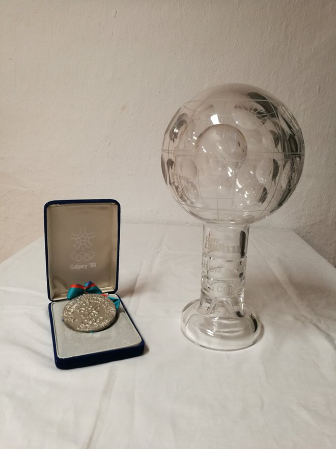 Mateja Svet je Tržiškemu muzeju podarila srebrno olimpijsko kolajno iz Calgaryja leta 1988 in mali kristalni globus za 1. mesto v skupnem seštevku svetovnega pokala v veleslalomu v istem letu. FOTO: Suzana Kokalj/Tržiški muzej
