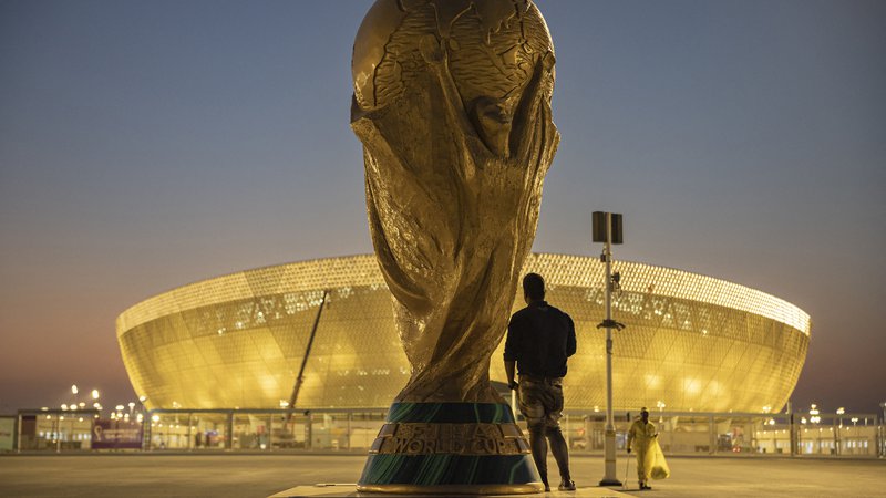 Fotografija: Ljubitelji nogometa že nestrpno odštevajo zadnje dneve do nedeljskega začetka svetovnega prvenstva v Katarju. FOTO: Marko Djurica/Reuters

