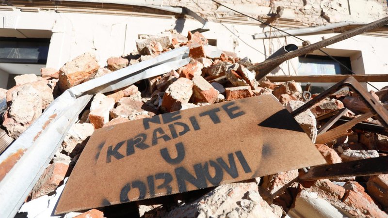Fotografija: Nezadovoljstvo prebivalcev območij, ki sta jih leta 2020 prizadela močna potresa, je očitno. FOTO: Marko Todorov/Cropix
