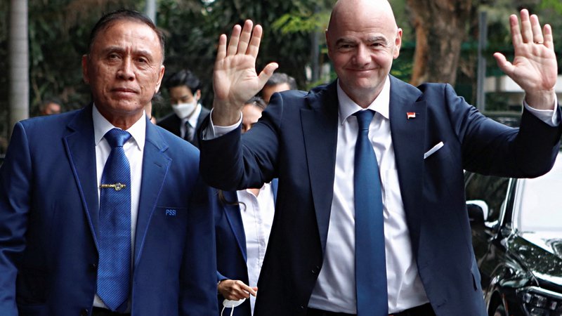 Fotografija: Predsednik Indonezijske nogometne zveze Mochamad Iriawan in predsednik Fife Gianni Infantino FOTO: Ajeng Dinar Ulfiana/Reuters
