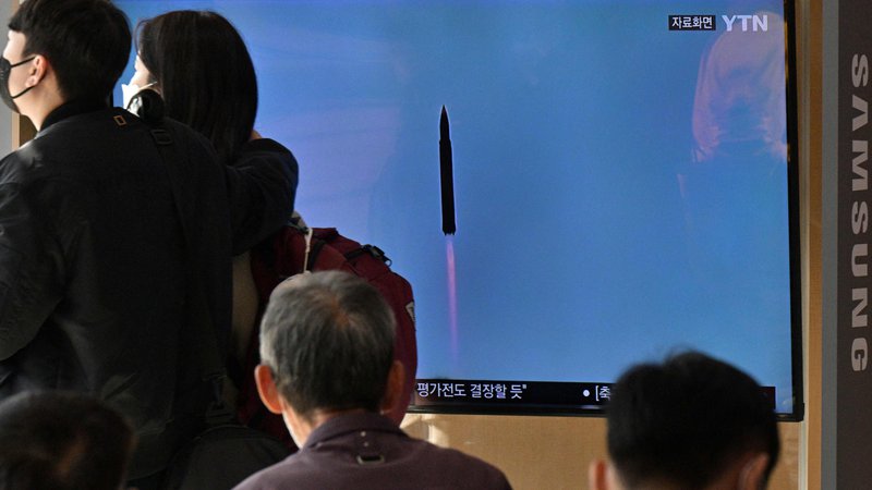 Fotografija: Balistična raketa je bila po navedbah južnokorejskih sil izstreljena ob 10.48 po lokalnem času, kmalu po objavi izjave severnokorejske zunanje ministrice Choe Son-hui. FOTO: Anthony Wallace/AFP
