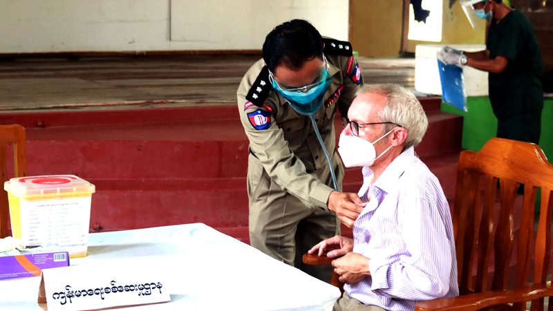 Fotografija: Fotografija avstralskega ekonomista med cepljenjem proti covidu-19 je tako rekoč njegov edini stik z javnostjo, odkar so ga zaprli kmalu po vojaškem udaru v Burmi. FOTO: AFP
