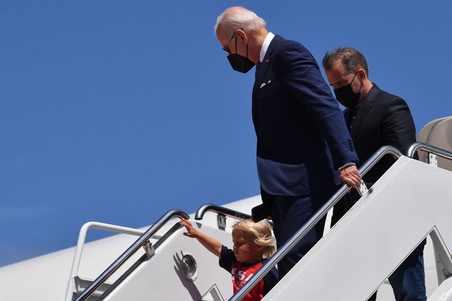 Demokratski predsednik Joe Biden in njegov sin Hunter med sestopanjem s predsedniškega letala Air Force One. Foto Nicholas Kamm/Afp
