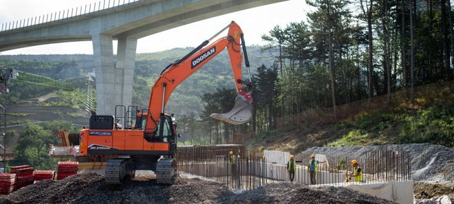 Gradnja viaduktza Gabrovica poteka hitreje od pričakovanj. FOTO: 2TDK
