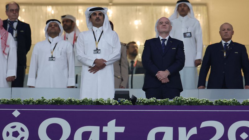Fotografija: Katarski emir šejk Tamim bin Hamad al-Thani in predsednik Fife Gianni Infantino. FOTO: Karim Jaafar/AFP
