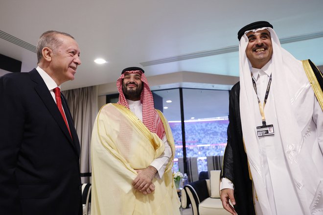 Nogometni spektakel je v Dohi zbral številne svetovne voditelje, turški predsednik Recep Tayyip Erdogan (levo) in savdski kralj Mohammed bin Salman al-Saud sta bila med povabljenci katarskega emirja šejka Tamim bin Hamada al-Thanija. Foto AFP
