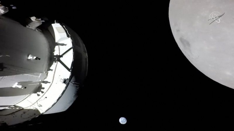 Fotografija: Zemlja, Luna in del Oriona, ki se je danes površju Lune približal na vsega 130 kilometrov. FOTO: Nasa/AFP
