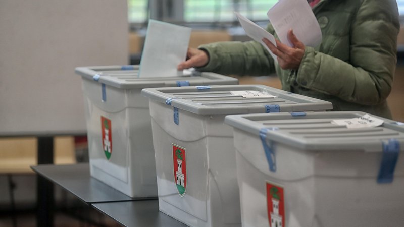 Fotografija: Ljudje so glasovali in veliko glasov namenili kandidatom Gibanja Svoboda v mestnih občinah. FOTO: Blaž Samec/Delo
