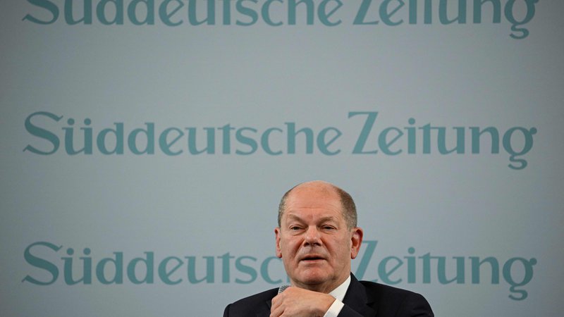 Fotografija: Nemški kancler Olaf Scholz je ob odprtju tridnevne ekonomske konference časnika Sueddeutsche Zeitung v Berlinu poudaril, da je nemško gospodarstvo pred izzivi, a da se Nemčiji ni treba bati, saj so nemška podjetja v svetu iskan partner. FOTO: Tobias Schwarz/AFP
