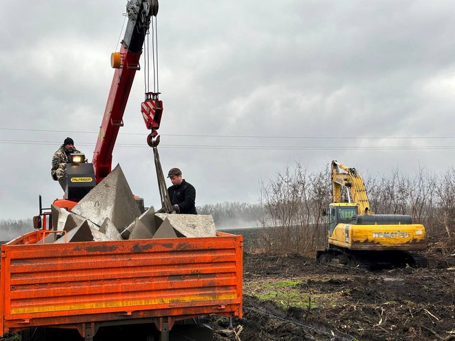Delavci postavljajo obrambne ovire na meji z Ukrajino. FOTO: Reuters
