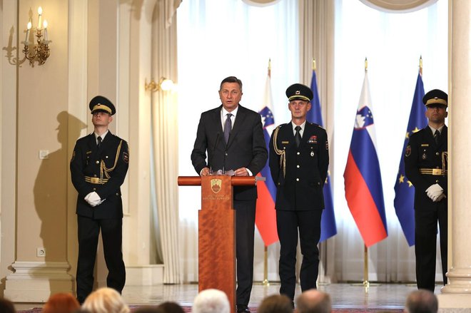 predsednik Pahor zadnjič odpira vrata predsedniške palače. FOTO: Črt Piksi
