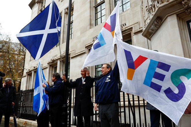 Zagovorniki škotske neodvisnosti so se v pričakovanju današnje razsodbe zbrali pred stavbo britanskega vrhovnega sodišča. FOTO: Peter Nicholls/Reuters
