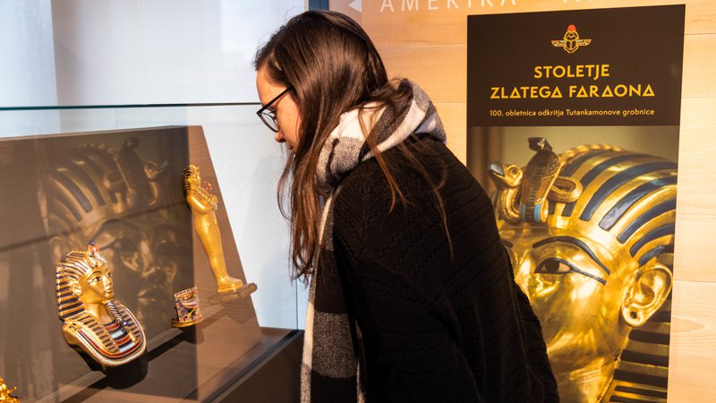 Fotografija: Na stoletnico odkritja Tutankamonove grobnice, enega največjih arheoloških odkritij vseh časov, so z mini razstavo Stoletje zlatega faraona opomnili tudi v Slovenskem etnografskem muzeju. FOTO: arhiv SEM
