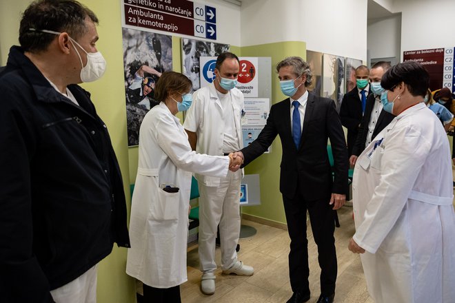 Predsednik vlade Robert Golob med obiskom na Onkološkem inštitutu. FOTO: Črt Piksi
