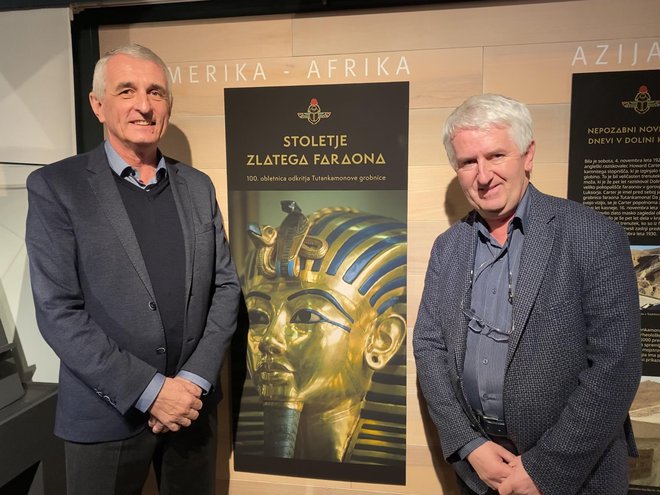 Marko Frelih (na fotografiji desno, levo Tomislav Kajfež iz Narodnega muzeja) poudarja, da je bilo z nedotaknjeno Tutankamonovo grobnico mogoče prvič videti miselnost starih Egipčanov, njihovo verovanje v onstranstvo. FOTO: arhiv SEM
