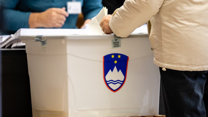 Fotografija: Okrajne volilne komisije a zdaj sporočajo zgolj podatke o volilni udeležbi na referendumu o noveli zakona o vladi. FOTO: Črt Piksi/Delo

