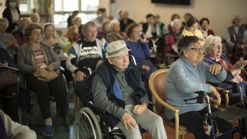 Fotografija: Stroški oskrbe v domovih za ostarele so skoraj dvakrat višji od povprečne pokojnine, kar jasno kaže, da starejši nimajo ustrezne socialne zaščite. FOTO: Jure Eržen
