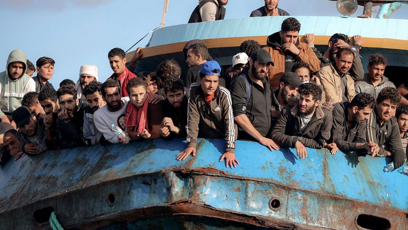 Fotografija: Konkretnih odgovorov, kako reševati vprašanje migrantov in beguncev, ki jih rešijo z bark v Sredozemlju, ni bilo. FOTO: Costas Metaxakis/ AFP
