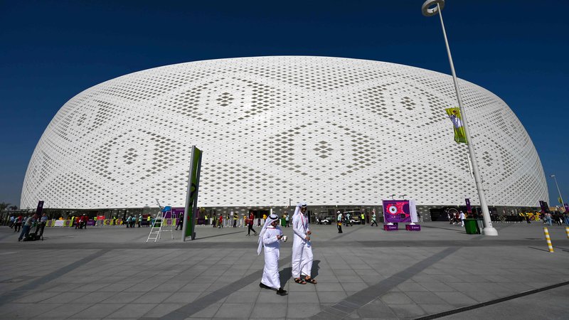 Fotografija: Kršitve pravic in izkoriščanje migrantskih delavcev, o čemer so poročale nevladne organizacije pri projektih najdražjega svetovnega nogometnega prvenstva doslej, ki ga pravkar spremljamo v Katarju, so nesprejemljivi. A vendarle se v bleščečih pridobitvah prvenstva in neekološko ohlajenih stadionih sredi puščave te dni zbira vsa nogometna smetana. FOTO: Ozan Kose/Afp
