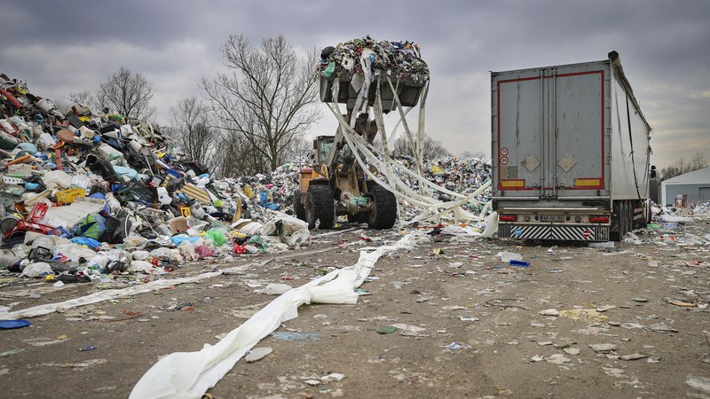 Fotografija: Tovornjaki z odpadki bodo v Avstriji morali na železnico. FOTO: Jože Suhadolnik/Delo
