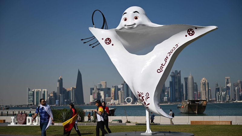 Fotografija: V Katarju obiskovalce pozdravi maskota Laib. FOTO: Patrick T. Fallon/AFP
