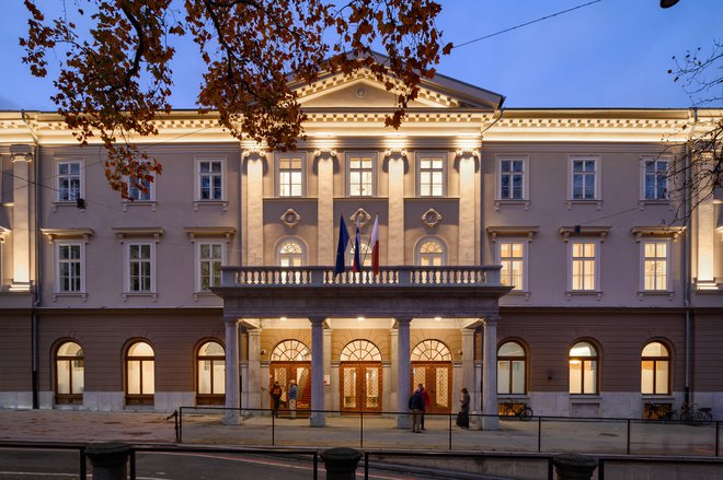 Palača Kazina je eno najkakovostnejših arhitekturnih del prve polovice 19. stoletja pa tudi eden redkih ohranjenih primerov javne palače, zgrajene v tem času. FOTO: Miran Kambič
