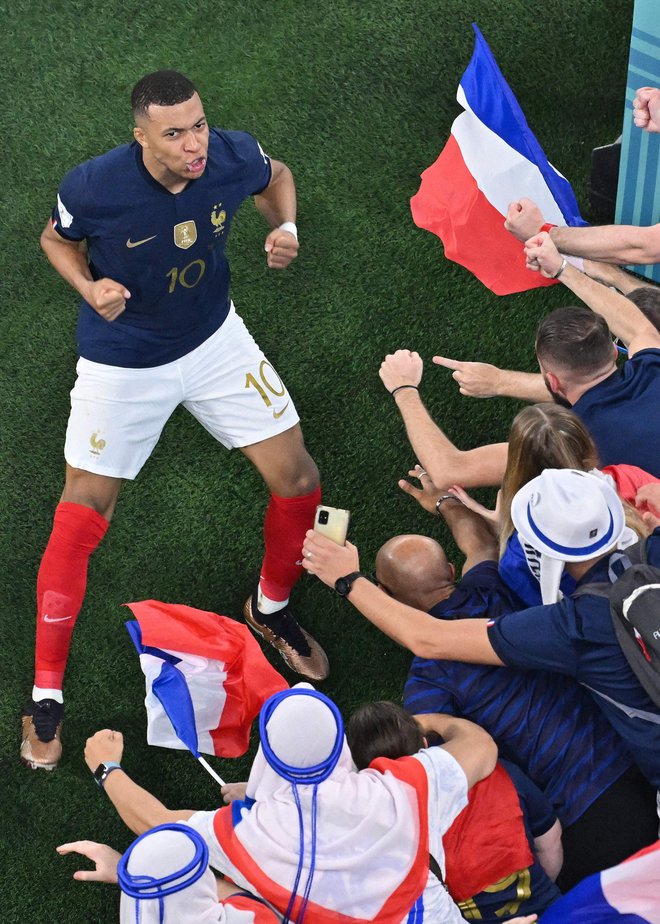 Mbappe proslavlja z navijači Francije. FOTO: Antonin Thuillier/AFP
