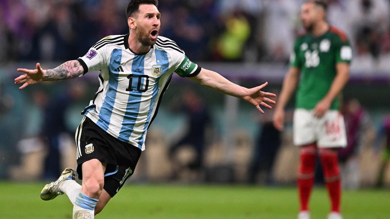 Fotografija: Lionel Messi je v 64. minuti zadel z izvrstnim strelom z razdalje, ekipi si poleg obeh zadetkov nista priigrali nobene zrele priložnosti, medtem ko je vratar Argentine Emiliano Martinez resneje posredoval zgolj v prvem polčasu ob prostem strelu. FOTO: Kirill Kudrjavcev/AFP
