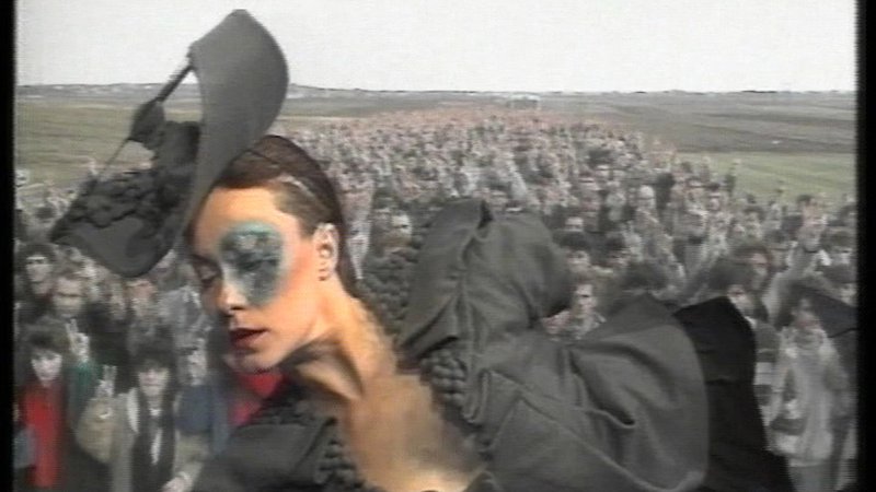 Fotografija: Prizor iz videa Bilokacija iz leta 1990, ki napoveduje razpad Jugoslavije. FOTO: Obalne galerije Piran
