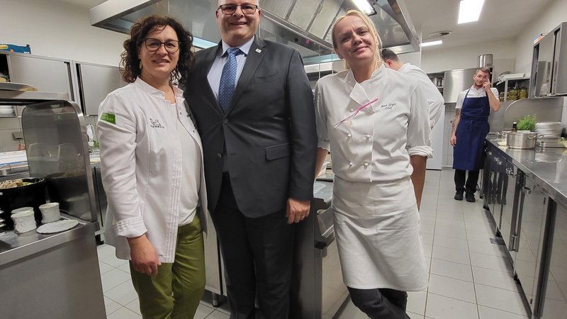 Fotografija: Ksenijo Mahorčič in Ano Grgić je v kuhinji pozdravil direktor Hrvaške turistične skupnosti Kristjan Staničić. Foto HTZ/Michelin
