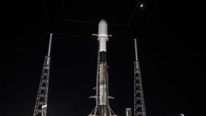 Fotografija: Falcon 9 na izstrelišču na Floridi, vendar naj bi ga zdaj odvlekli nazaj v hangar na natančne analize. FOTO: Spacex
