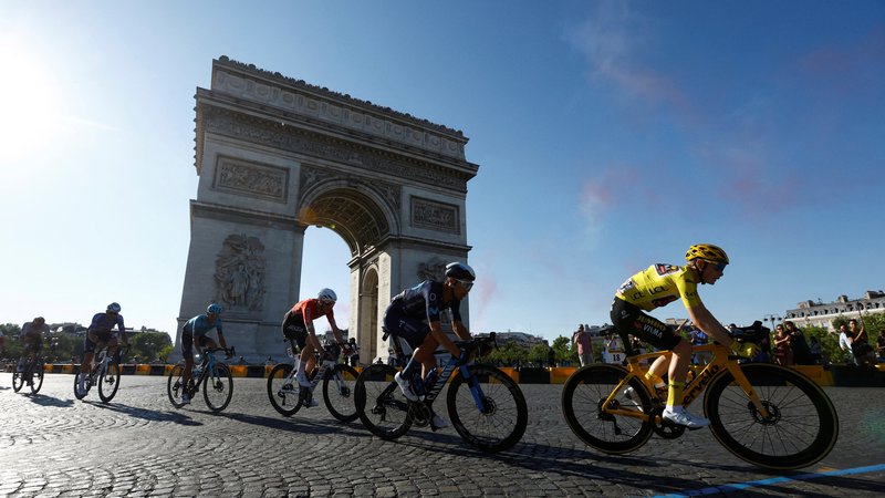 Fotografija: Tourovi kolesarji leta 2024 ne bodo videli pariškega slavoloka zmage. FOTO: Gonzalo Fuentes/Reuters
