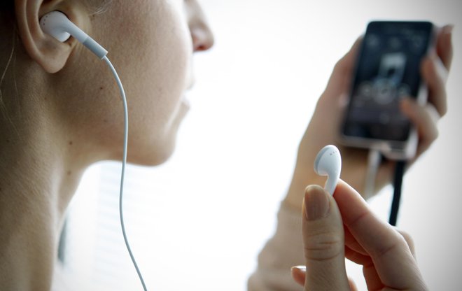 Po najnovejših raziskavah Svetovne zdravstvene organizacije poslušanje glasne glasbe na slušalkah ali v živo, na glasbenih prizoriščih, ogroža sluh 1,35 milijarde mladih po svetu. FOTO: Uroš Hočevar
